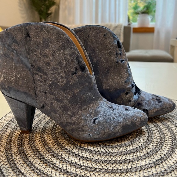 BNWT Vince Camuto Dusty Blue Crushed Velvet EVANATA Ankle Booties size 6.5 - Picture 2 of 12